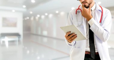 Hastanede tablet bilgisayar kullanan bir doktor..