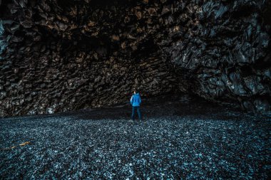 Reynisdrangar sahilindeki volkanik mağara, Vik, İzlanda