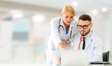 Doktorlar dizüstü bilgisayar ile hastanede çalışan.