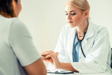 Kadın Doktor ve Kadın Hasta Hastane Ofisinde