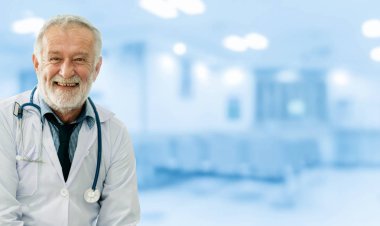 Hastanede çalışan kıdemli erkek doktor.