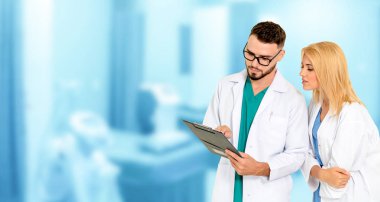 Doktorlar iş arkadaşlarıyla hastanede çalışıyorlar..