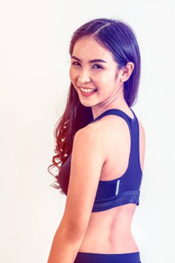 Fitness salonunda güçlü ve kendine güvenen Asyalı kadın.