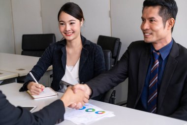 İş adamlarının el sıkışma anlaşması.