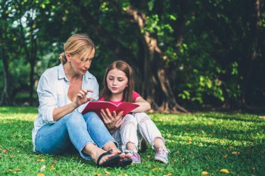 Rahat mutlu anne ve küçük çocuk kız açık havada genel Park. Ebeveyn ve çocuk kavramı.