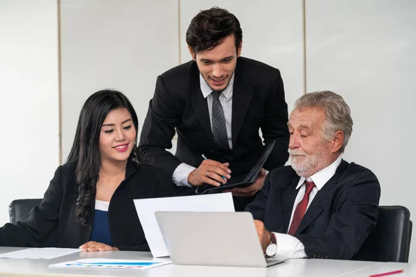 Gente de negocios, gerente y empleado en la reunión. —  Fotos de Stock