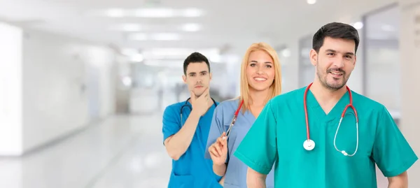 Médico que trabalha no hospital com outros médicos . — Fotografia de Stock