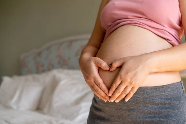 Felice donna incinta e in attesa di bambino a casa. — Foto Stock