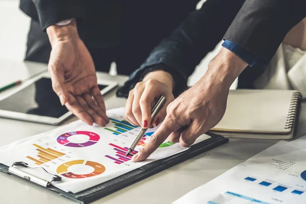 Gente de negocios trabajando con informe de negocios. — Foto de Stock