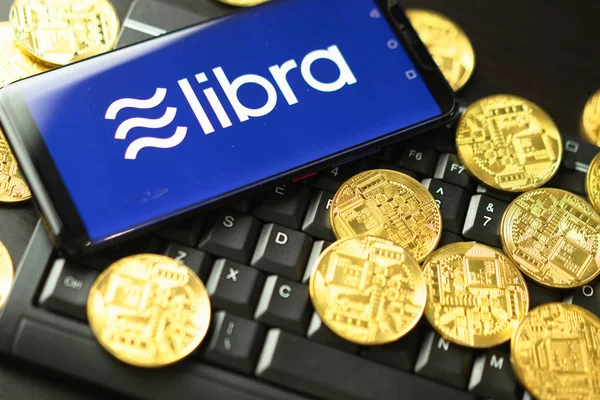 Telefonen visar Libra logo på skärmen. — Stockfoto