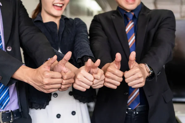 Muitas pessoas de negócios felizes fazer thumps up sinal. — Fotografia de Stock