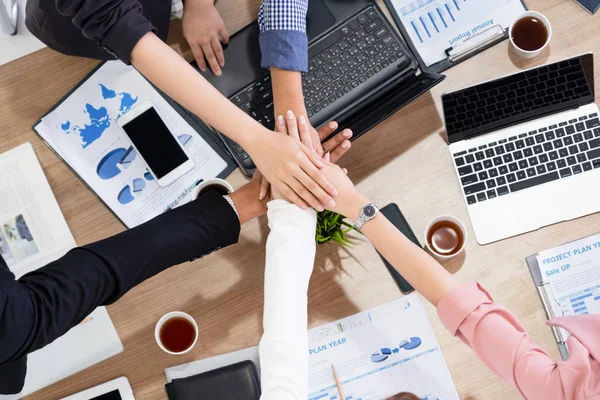 Trabajo en equipo gente de negocios se unen en la reunión. — Foto de Stock