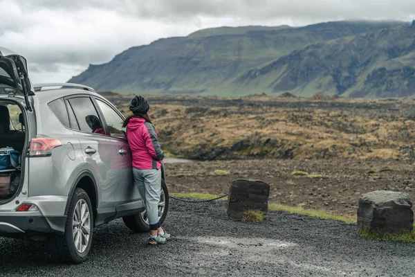 Femme Voyage touristique en voiture SUV en Islande. — Photo