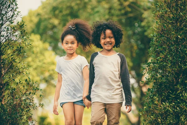 幸せな男の子と女の子公園で 庭で一緒に つのアフリカ系アメリカ人の子供 — ストック写真