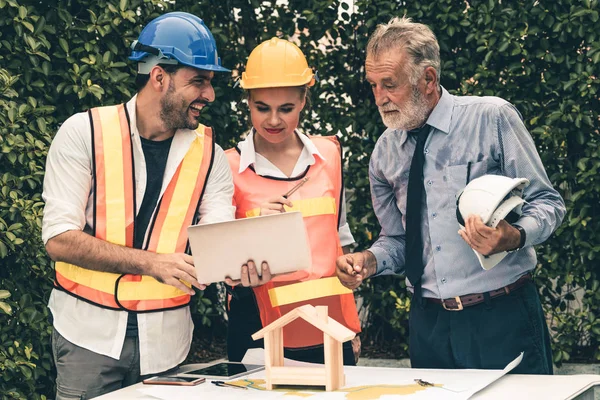 Ingenjör, arkitekt och affärsman Working. — Stockfoto