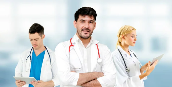 Médico que trabalha no hospital com outros médicos . — Fotografia de Stock