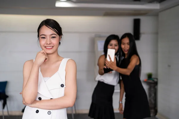 Jonge Aziatische zakenvrouwen in functie. — Stockfoto