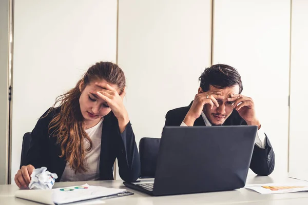 Olycklig seriös affärsman och affärskvinna. — Stockfoto