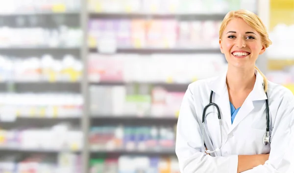 Farmacéutica mujer trabajando en farmacia . — Foto de Stock