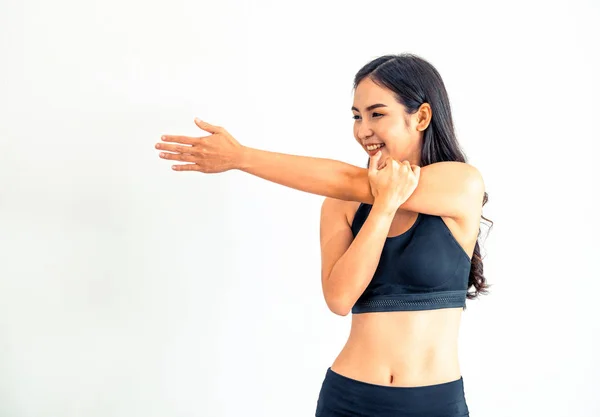 Mujer asiática fuerte y segura en el gimnasio de fitness . — Foto de Stock