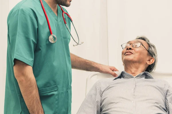 Equipo médico que atiende al paciente adulto mayor . — Foto de Stock