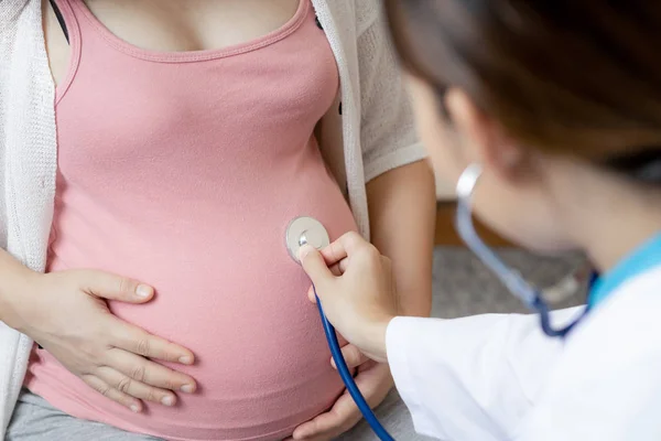 Gravid kvinna och gynekolog doktor vid sjukhuset — Stockfoto