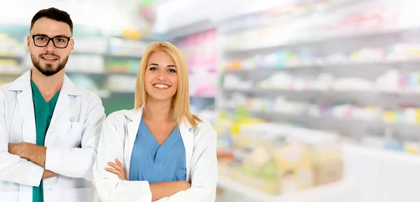 Farmacéutico trabajando con colega en farmacia . —  Fotos de Stock