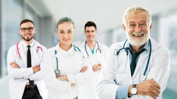 Professionell Läkare Som Arbetar Sjukhus Eller Klinik Med Andra Läkare — Stockfoto