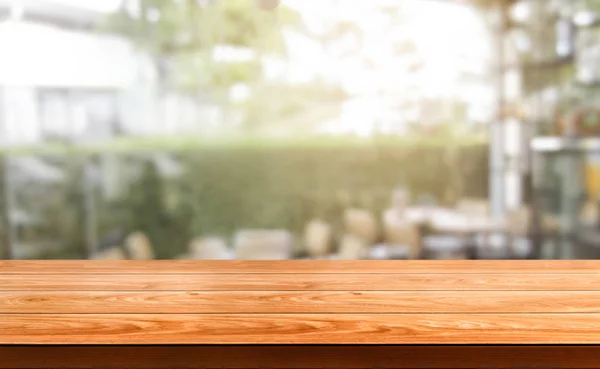 近代的なレストランのぼかしの背景に木製のテーブル — ストック写真