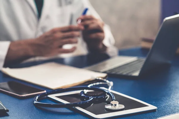 Arzt arbeitet im Krankenhausbüro. — Stockfoto