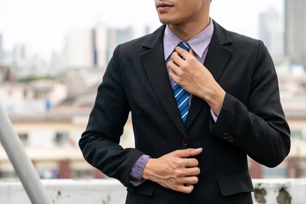 正式なビジネススーツを着た実業家の体. — ストック写真
