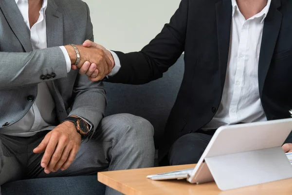 Empresários negócio aperto de mão no escritório. — Fotografia de Stock