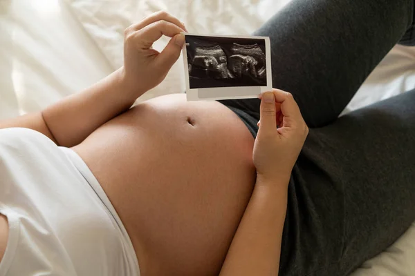 Glückliche Schwangere und erwartetes Baby zu Hause. — Stockfoto