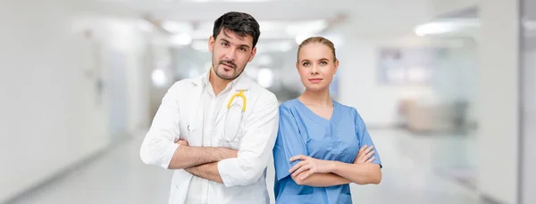 Médecins à l'hôpital travaillant avec un autre médecin . — Photo