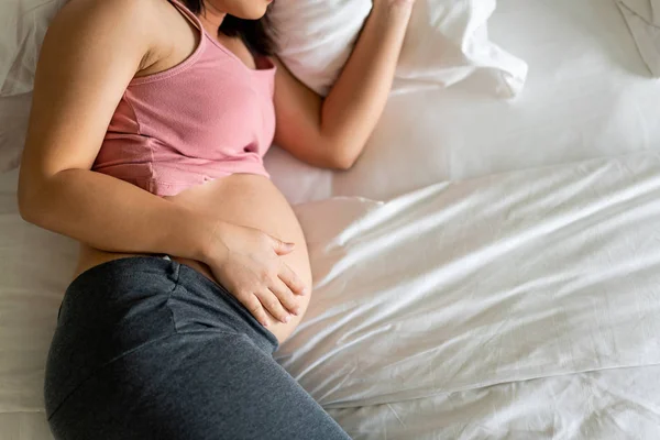 幸せな妊娠中の女性と期待赤ちゃんに家. — ストック写真