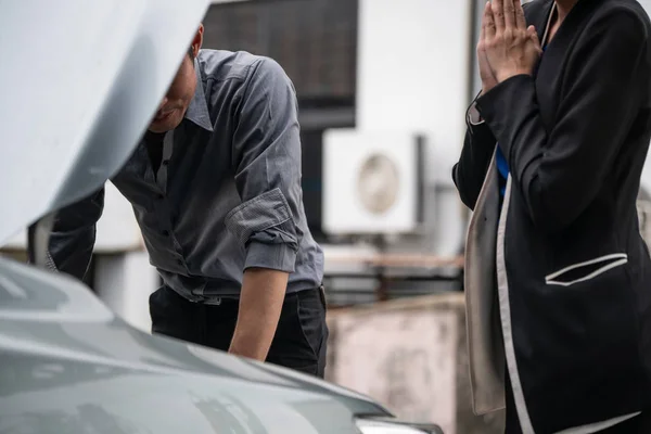 男は女性が車の問題を修正するのを助ける. — ストック写真