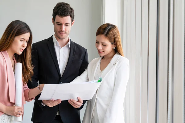 Businessman and businesswomen working in office. — Stock Photo, Image