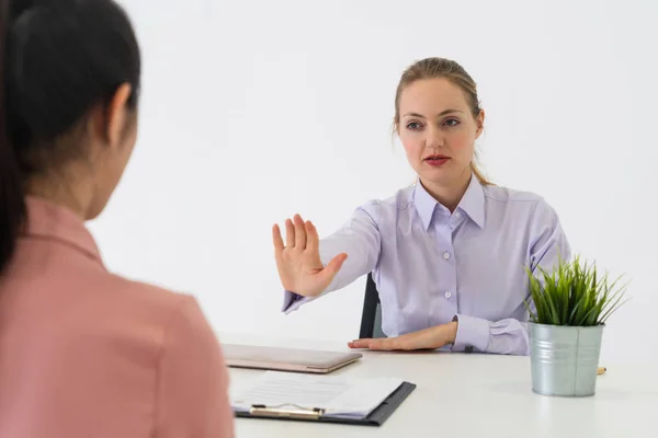 Twee jonge zakenvrouwen ontmoeten elkaar voor interview. — Stockfoto