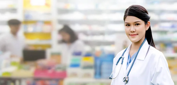 Doctor or pharmacist at hospital. Medical service. — Stock Photo, Image