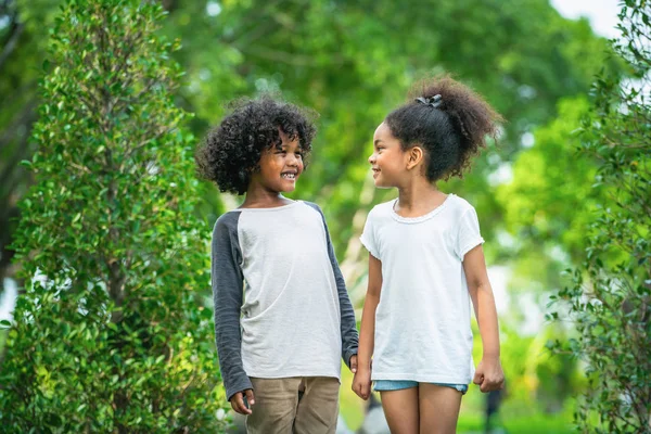 Ragazzino Ragazza Felici Nel Parco Due Bambini Afroamericani Insieme Giardino — Foto Stock