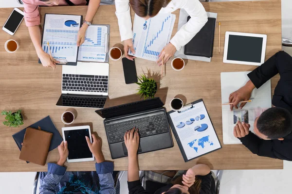 Gente de negocios en reunión de grupo en la oficina. — Foto de Stock