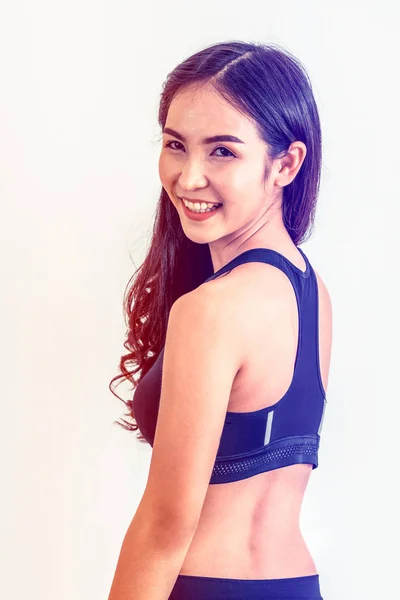 Forte e fiduciosa donna asiatica in palestra fitness . — Foto Stock