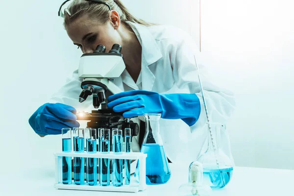 Woman scientist working in chemist laboratory. — Stock Photo, Image