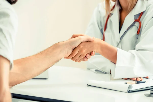 Doctor shake hand with patient in the hospital. — Stock Photo, Image