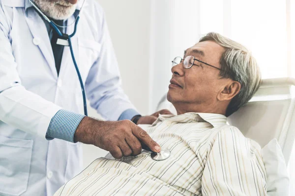 Médico maduro y paciente sénior en la sala de hospital . — Foto de Stock