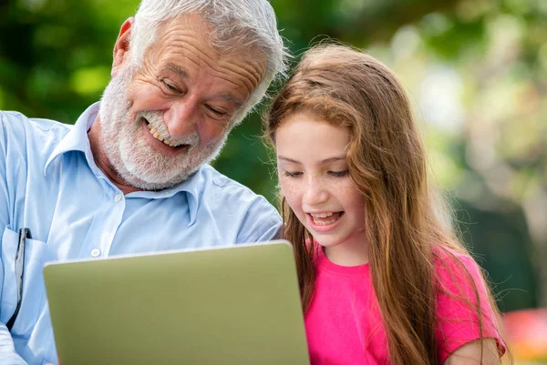 Gelukkige Familie Met Laptopcomputer Samen Tuin Park Zomer Kind Onderwijs — Stockfoto