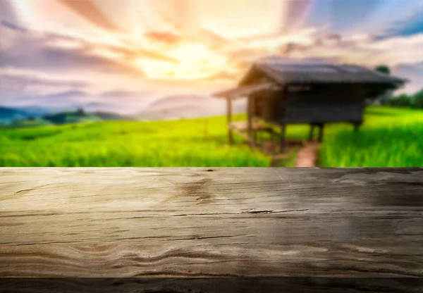 Mesa de madera marrón en la granja de verano paisaje verde . — Foto de Stock