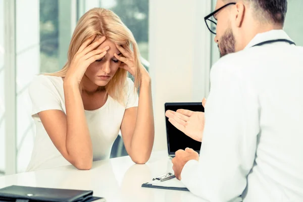 Médico e paciente do sexo masculino no consultório do hospital — Fotografia de Stock