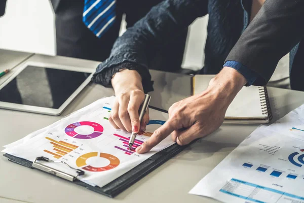 Gente de negocios trabajando con informe de negocios. — Foto de Stock