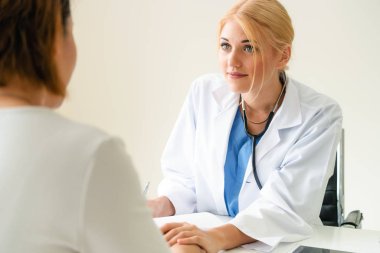 Kadın Doktor ve Kadın Hasta Hastane Ofisinde